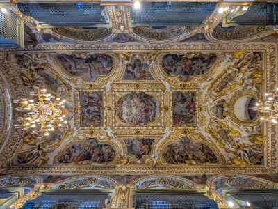 Su quest�ultima, limitata da una fascia con volti di putti, sono raffigurati dieci riquadri con alcune scene del martirio e dei miracoli dei santi Medici